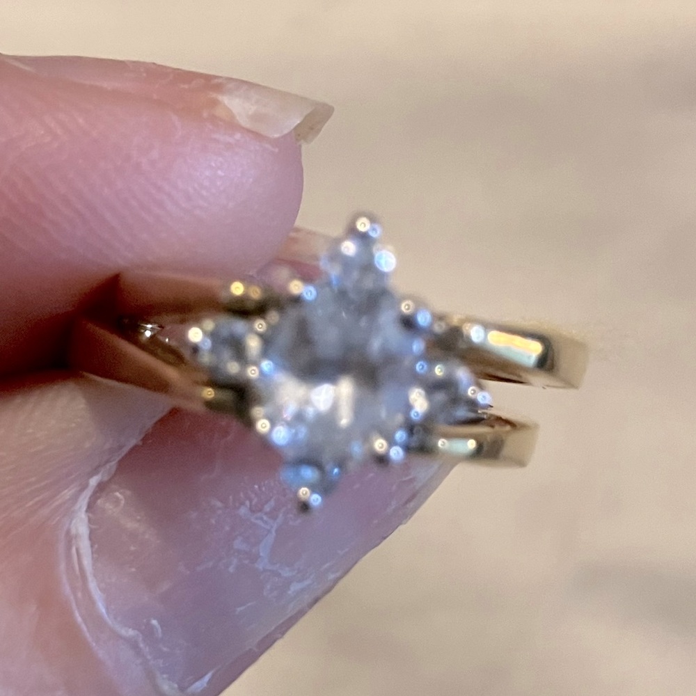 Unique two-in-one ring! Just flip and you have a whole different setting.